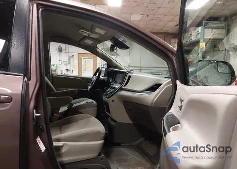 2018 Toyota Sienna Le z USA, uszkodzony, nr VIN 5TDKZ3DC8JS908327